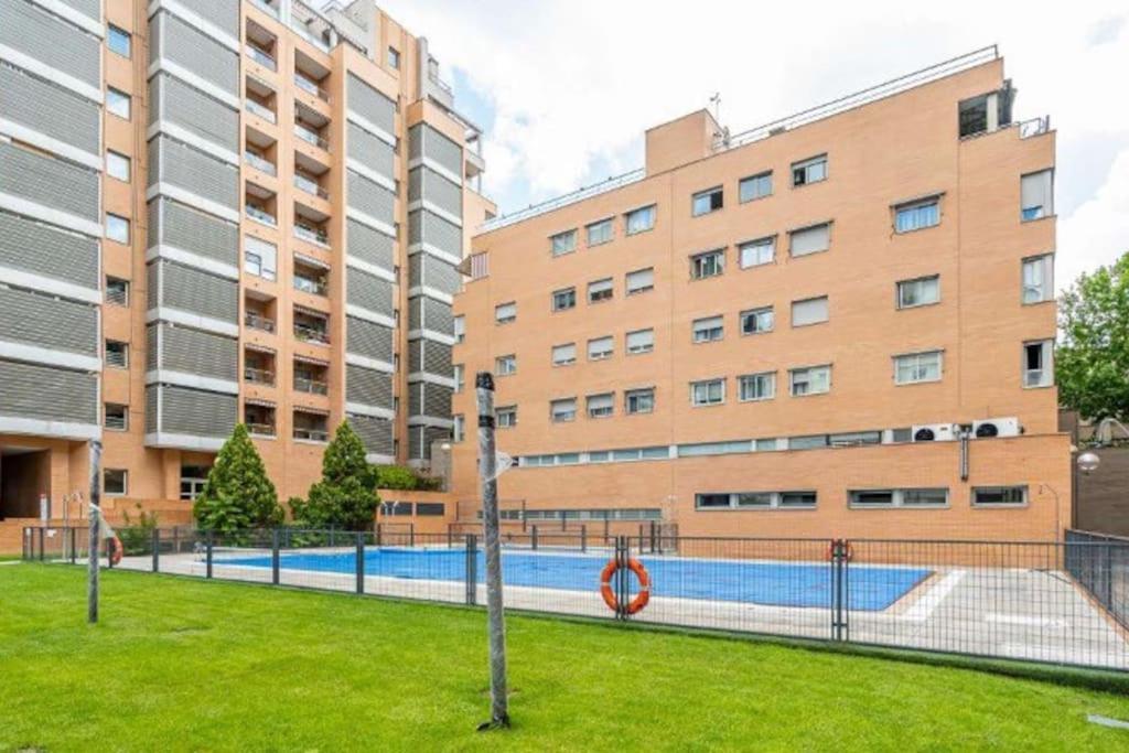 Impresionante Apartamento De 4 Dormitorios 3 Banos Y 2 Plazas De Garaje Madrid Exterior foto