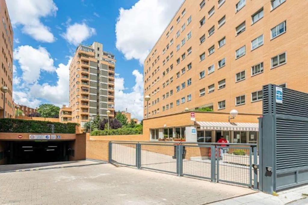 Impresionante Apartamento De 4 Dormitorios 3 Banos Y 2 Plazas De Garaje Madrid Exterior foto