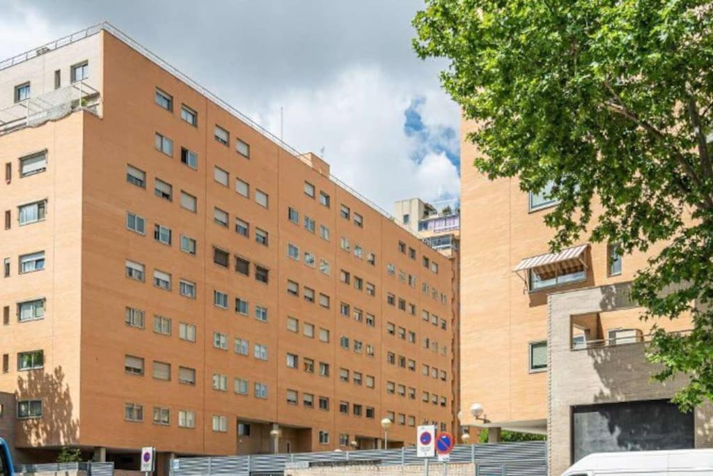 Impresionante Apartamento De 4 Dormitorios 3 Banos Y 2 Plazas De Garaje Madrid Exterior foto