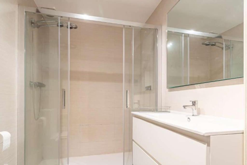 Impresionante Apartamento De 4 Dormitorios 3 Banos Y 2 Plazas De Garaje Madrid Exterior foto