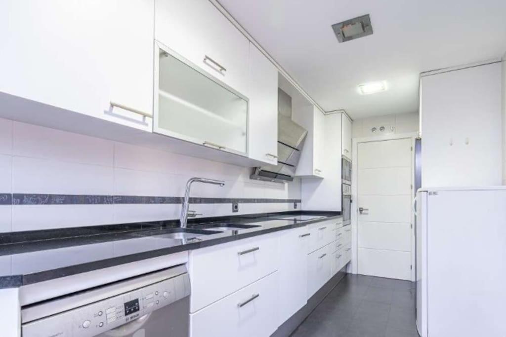 Impresionante Apartamento De 4 Dormitorios 3 Banos Y 2 Plazas De Garaje Madrid Exterior foto